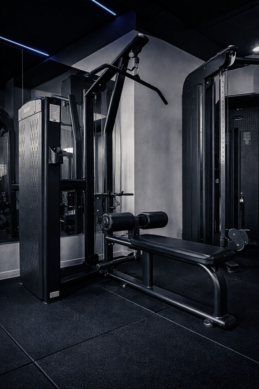 Attrezzatura per leg press vista dalla finestra